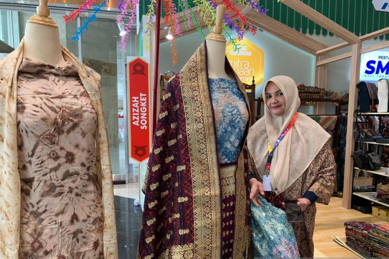 Pemilik Songket Azizah bernama Azizah memamerkan kerajinan songket yang dihasilkan di daerah Prabumulih Sumatera Selatan dalam Pameran Kriya 2023 di JCC Senayan 13-17 September 2023. (foto:gemapos/antara)